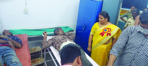 घायलों को अस्पताल लेकर पहुंची खुज्जी विधायक छन्नी घायलों को अस्पताल लेकर पहुंची खुज्जी विधायक छन्नी