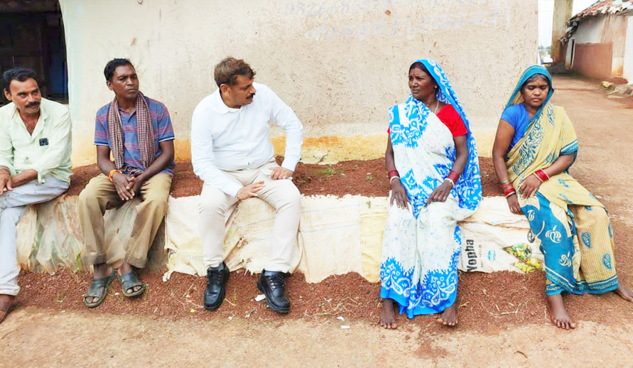 फ्लैगशिप योजनाओं के हाल जानने ग्रामीणों के घर तक पहुंचे सीईओ फ्लैगशिप योजनाओं के हाल जानने ग्रामीणों के घर तक पहुंचे सीईओ