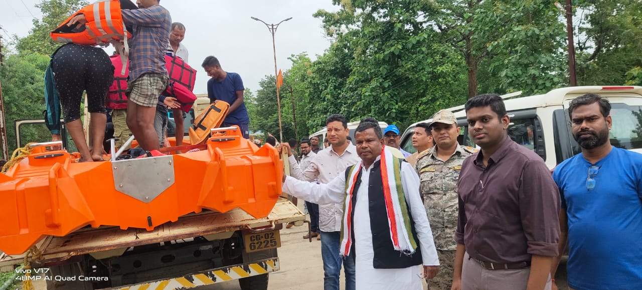 लखमा, कलेक्टर-एसपी पहुंचे बाढ़ प्रभावितों का जायजा लेने