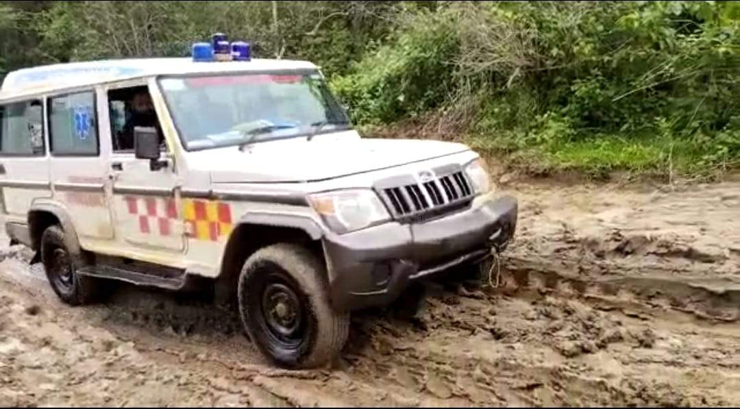 बदहाल रास्तों ने एंबुलेंस का रास्ता रोका, स्वास्थ्य कर्मियों ने मरम्मत कर गर्भवती को अस्पताल पहुंचाया, जच्चा-बच्चा स्वस्थ