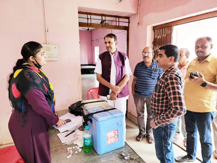 बूस्टर डोज महा अभियान: टीकाकरण केंद्रों का भाजपा नेताओं ने  किया निरीक्षण