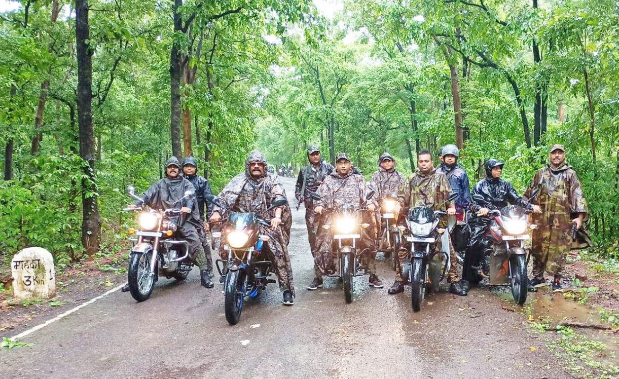 एसपी बाइक से गए मदनवाड़ा-सीतागांव नक्सल क्षेत्र एसपी बाइक से गए मदनवाड़ा-सीतागांव नक्सल क्षेत्र