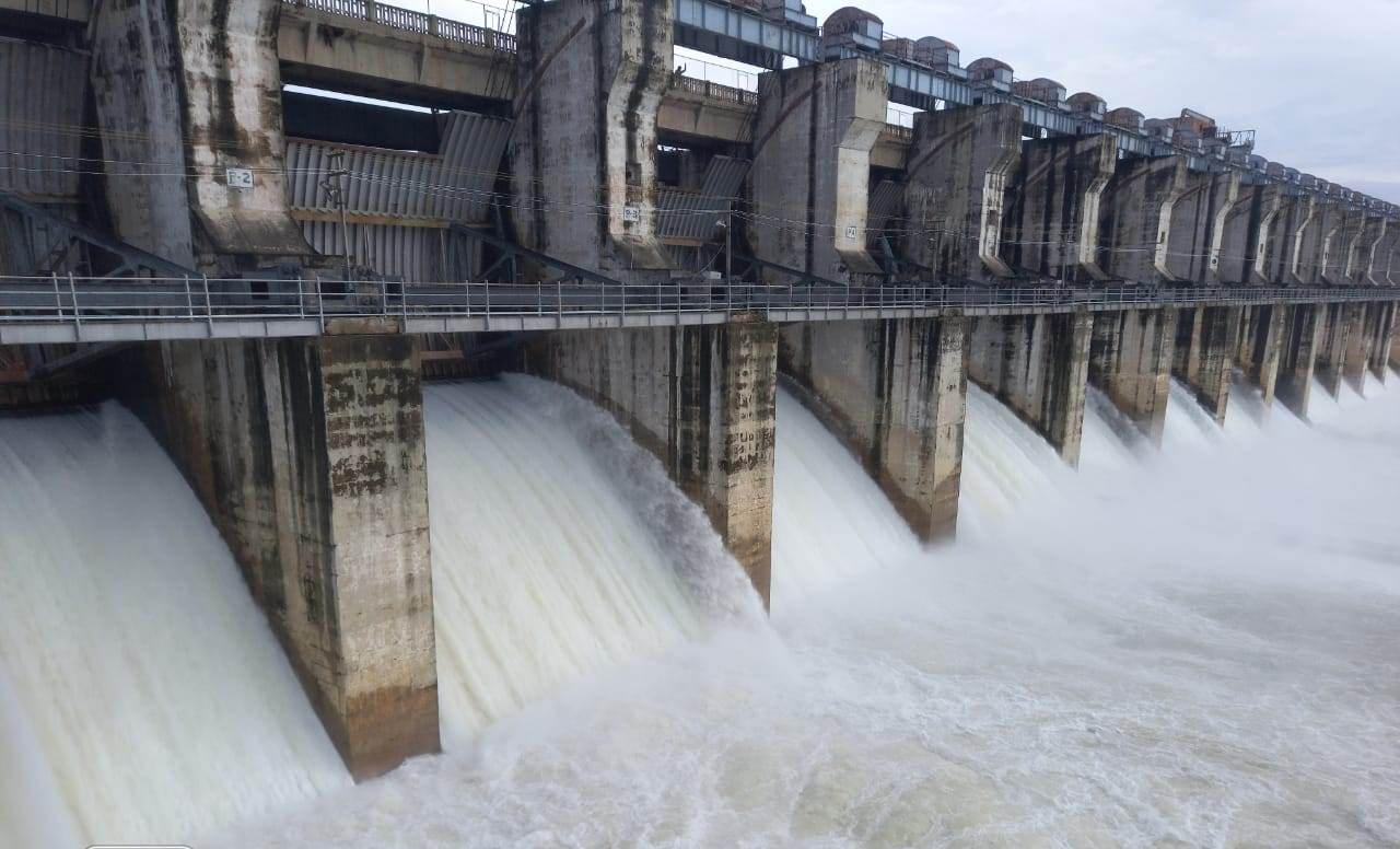 देखें VIDEO :   गंगरेल बांध 93 फीसदी भरा, छोड़ा गया 10 हजार क्यूसेक पानी