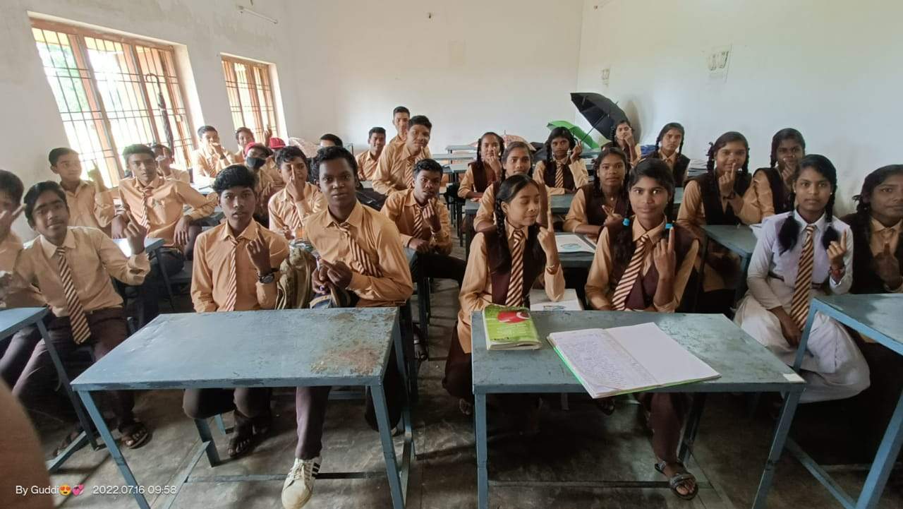 वोट देकर बड़ेबेंदरी स्कूल में चुना गया शालानायक वोट देकर बड़ेबेंदरी स्कूल में चुना गया शालानायक