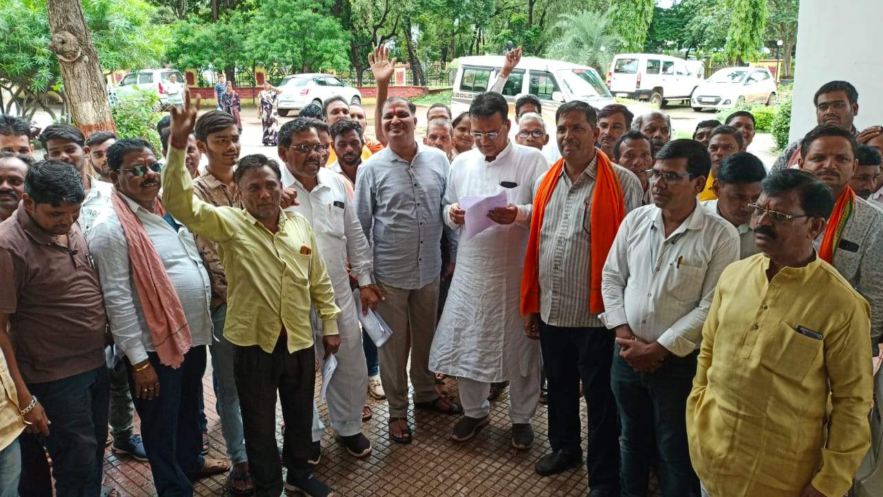 खाद की कालाबाजारी और अघोषित बिजली कटौती रोकने की मांग खाद की कालाबाजारी और अघोषित बिजली कटौती रोकने की मांग