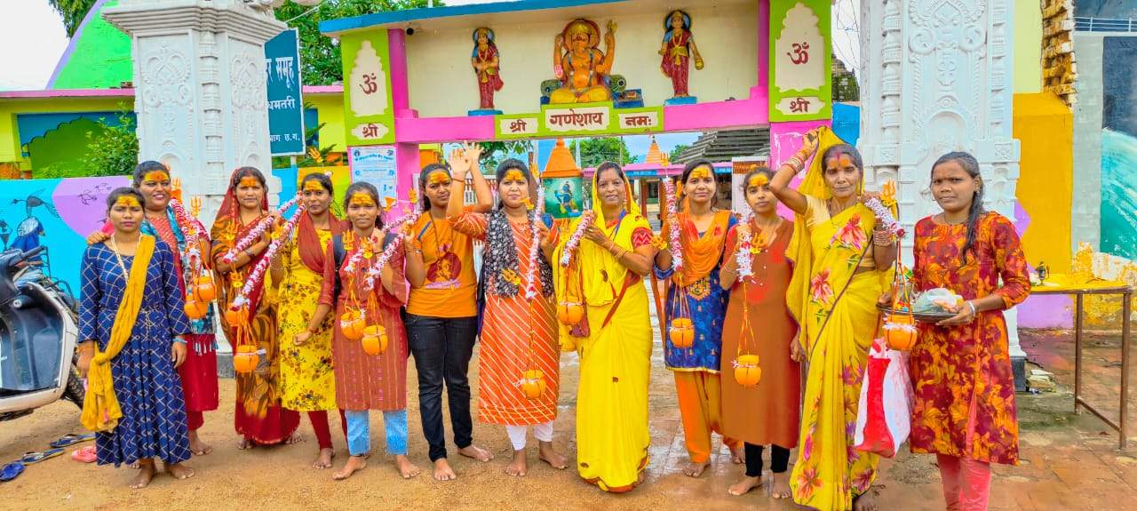 कर्णेश्वर मंदिर में जलाभिषेक के लिए पहुंचे भक्त