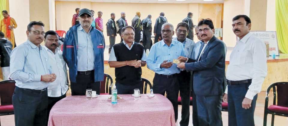 एनएमडीसी किरंदुल में अधिकारी-कर्मचारियों को मिला 20 ग्राम सोने का सिक्का