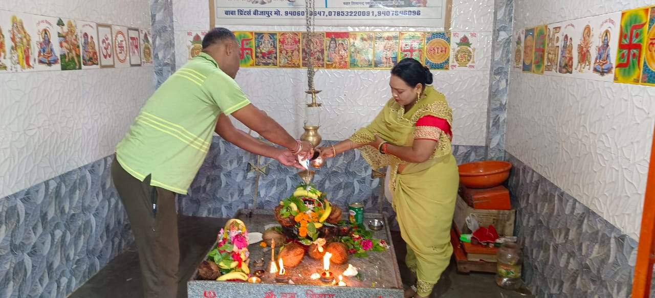 सावन का पहला सोमवार, शिवालयों में उमड़ी भीड़ सावन का पहला सोमवार, शिवालयों में उमड़ी भीड़
