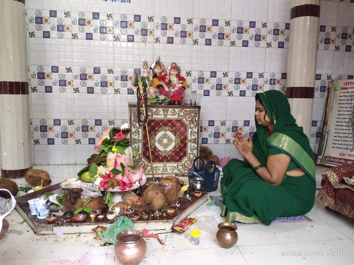 शिव भक्तों ने की विशेष पूजा-अर्चना