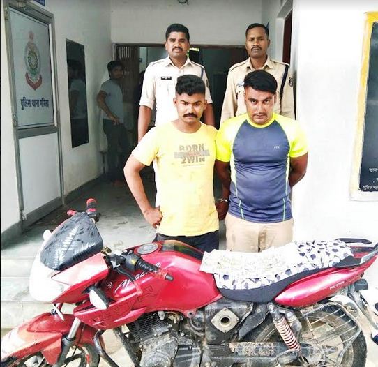 पुलिस बनकर दुकानदार से लूटपाट, एमपी के दो को राहगीरों ने दबोचा