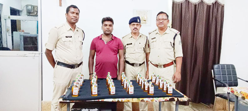 30 पौवा के साथ आरोपी पकड़ाया 30 पौवा के साथ आरोपी पकड़ाया