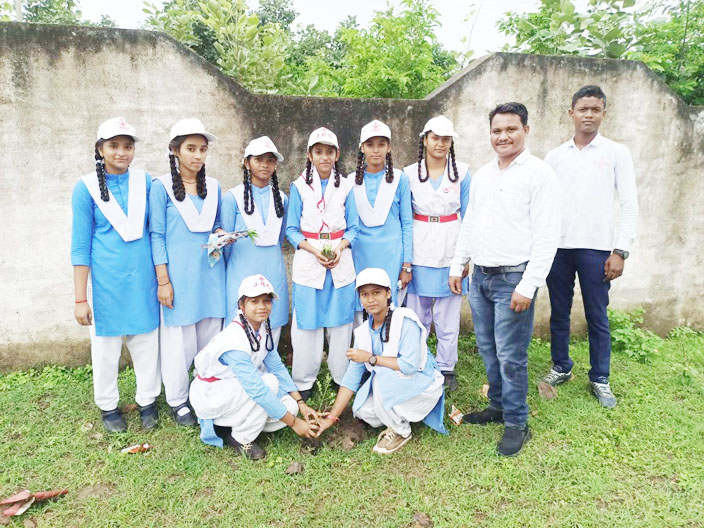 रेड क्रॉस सोसाइटी ने शाला परिसर में रोपे पौधे रेड क्रॉस सोसाइटी ने शाला परिसर में रोपे पौधे