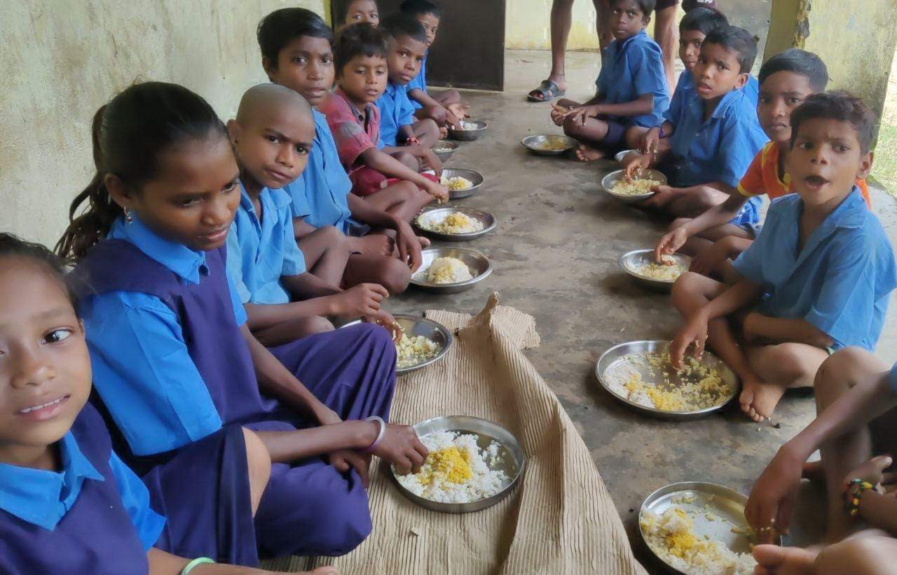 कहीं झाड़ू लगा रहे बच्चे तो कहीं थाली से मेनू गायब