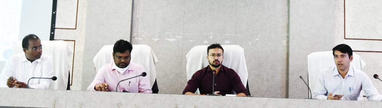 अस्पतालों में दवाओं का रखें स्टॉक-कलेक्टर