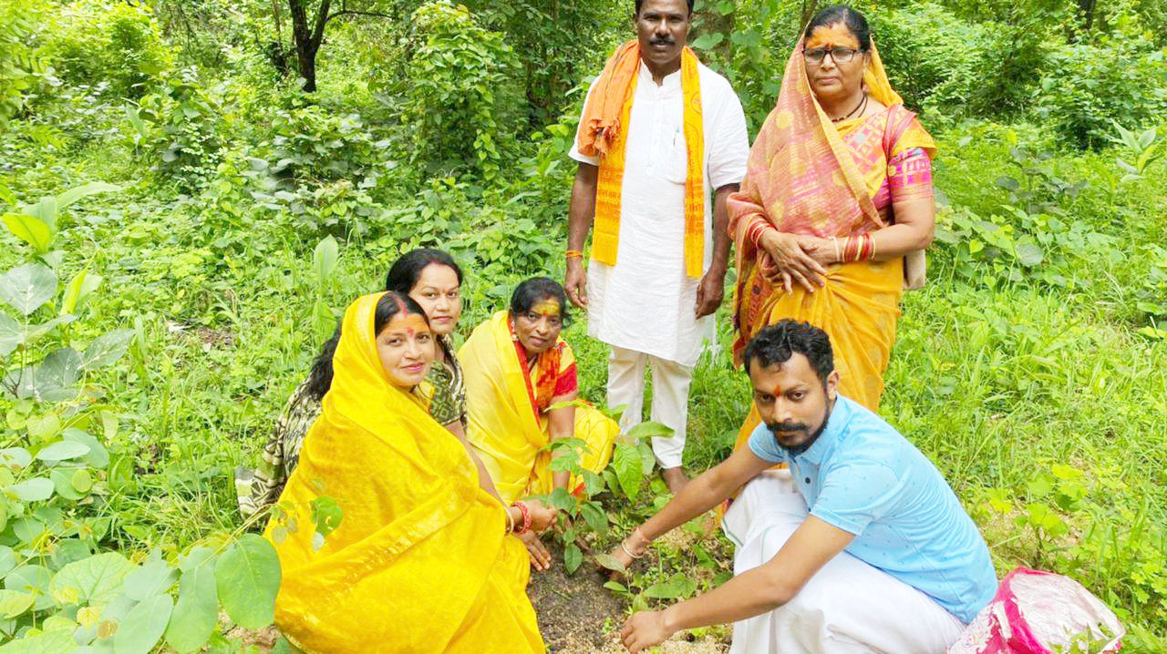 भाजपा महिला मोर्चा ने किया कोटेश्वर धाम में पौधरोपण