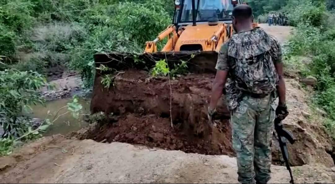 नक्सलियों ने जगह-जगह  सडक़ काटी, जवानों ने मरम्मत कर किया बहाल