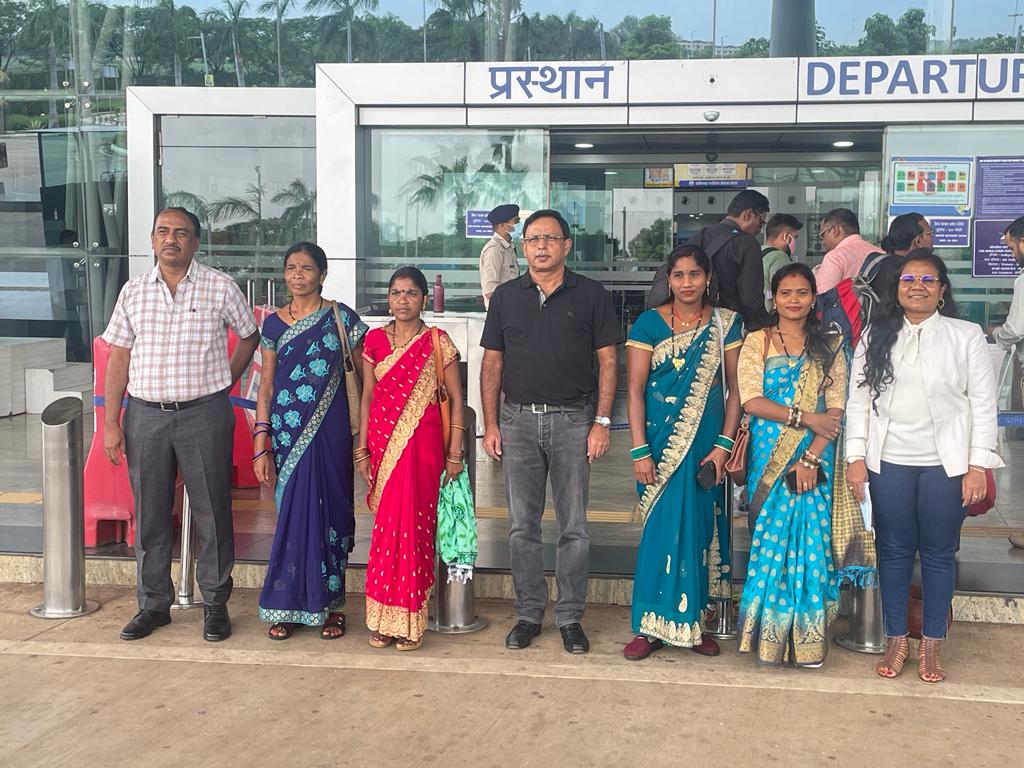 सिंगापुर में ग्रिट अवॉर्ड लेने बकावण्ड के काजू प्रसंस्करण यूनिट के सदस्य रवाना