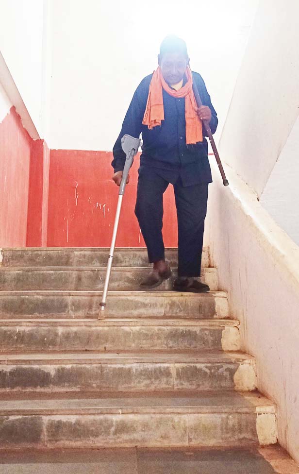 कलेक्टोरेट के प्रथम तल में जाने के लिए दिव्यांगों के लिए नहीं है रैंप, प्रमुख दर्जनों विभाग पहुंच से है दूर