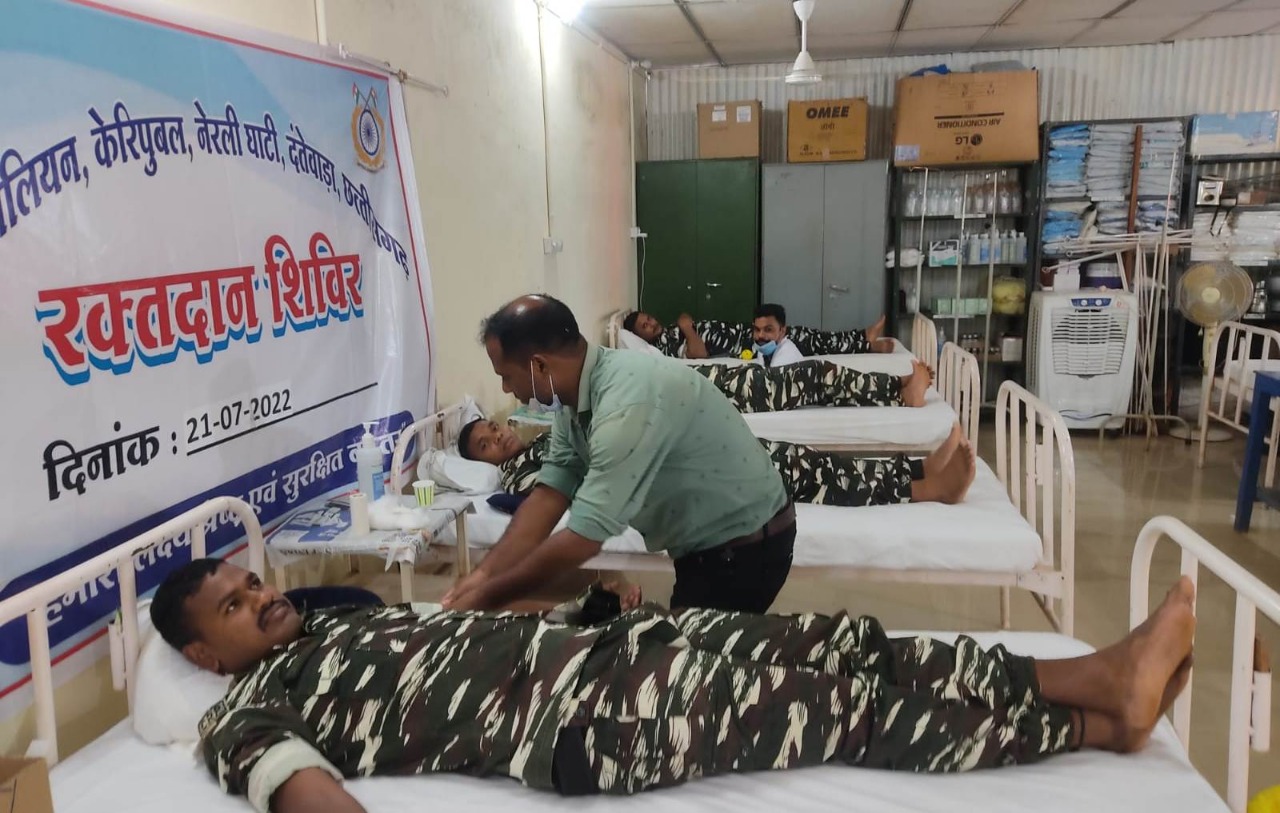 सीआरपीएफ के जवानों ने किया रक्तदान