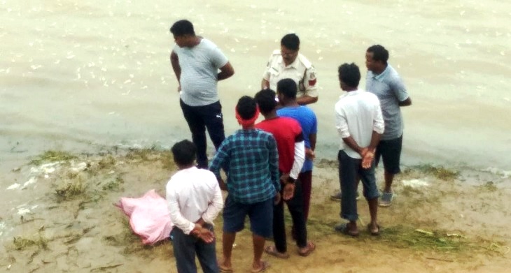  दो मासूमों के साथ नदी में कूदी महिला और तैरकर बाहर निकल आई, एक बच्ची का शव मिला दूसरी की खोज