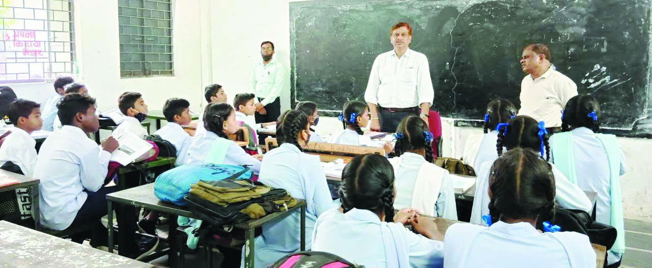 अपर कलेक्टर ने ली विद्यार्थियों की क्लास अपर कलेक्टर ने ली विद्यार्थियों की क्लास