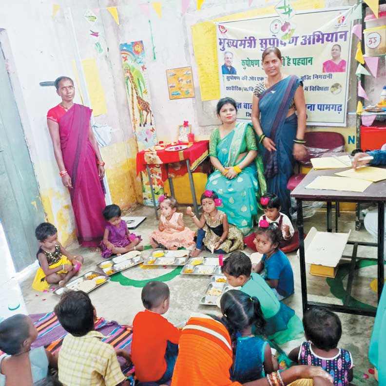बच्चों को मिलने लगा आंगनबाड़ी में गरम भोजन
