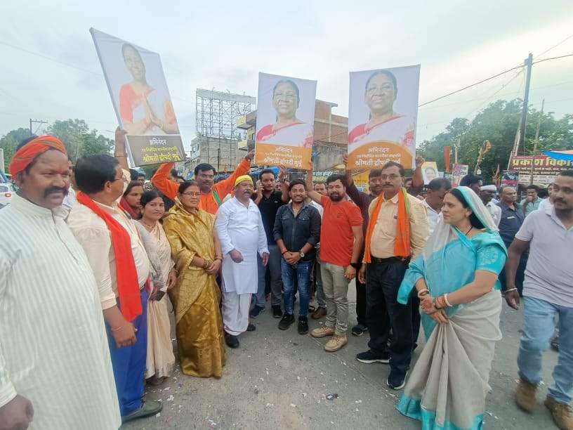 द्रौपदी मुर्मू के राष्ट्रपति निर्वाचित होने पर भाजपाइयों ने मनाया जश्न