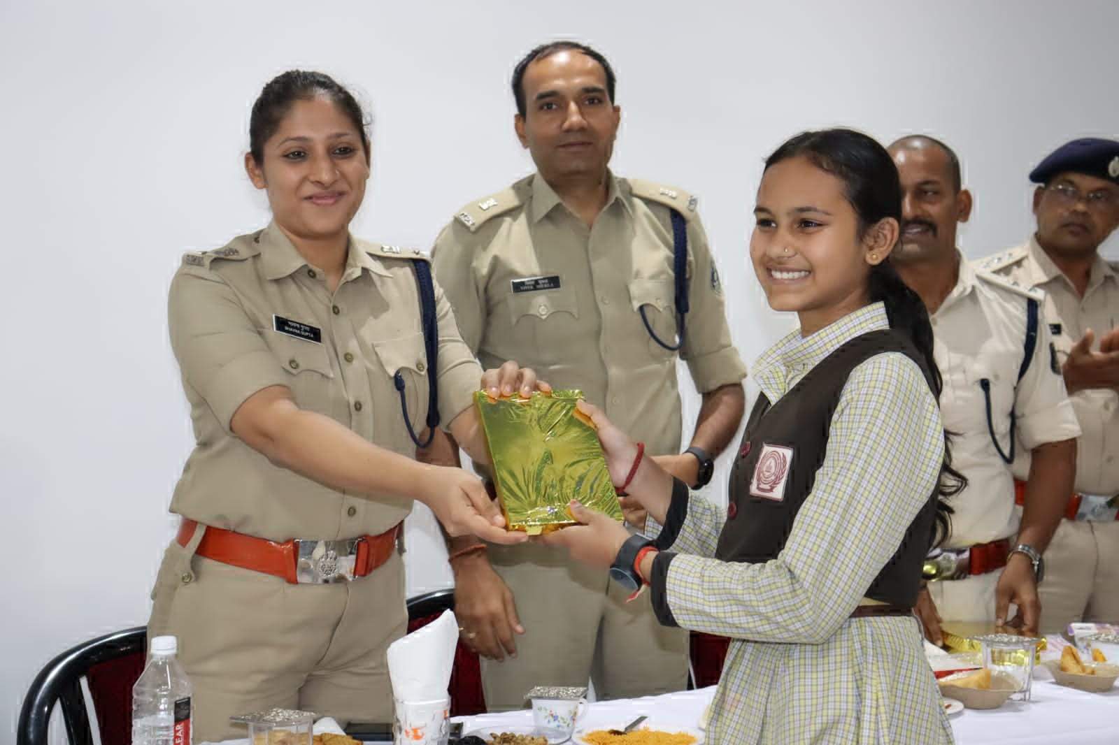 नवा बिहान : स्कूली बच्चों को साइबर क्राइम से बचने किया जागरूक, व यातायात नियमों की दी जानकारी