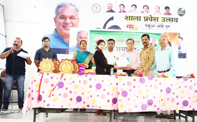 रामानुज हाईस्कूल और कन्या विद्यालय के टॉपर्स को किया सम्मानित रामानुज हाईस्कूल और कन्या विद्यालय के टॉपर्स को किया सम्मानित