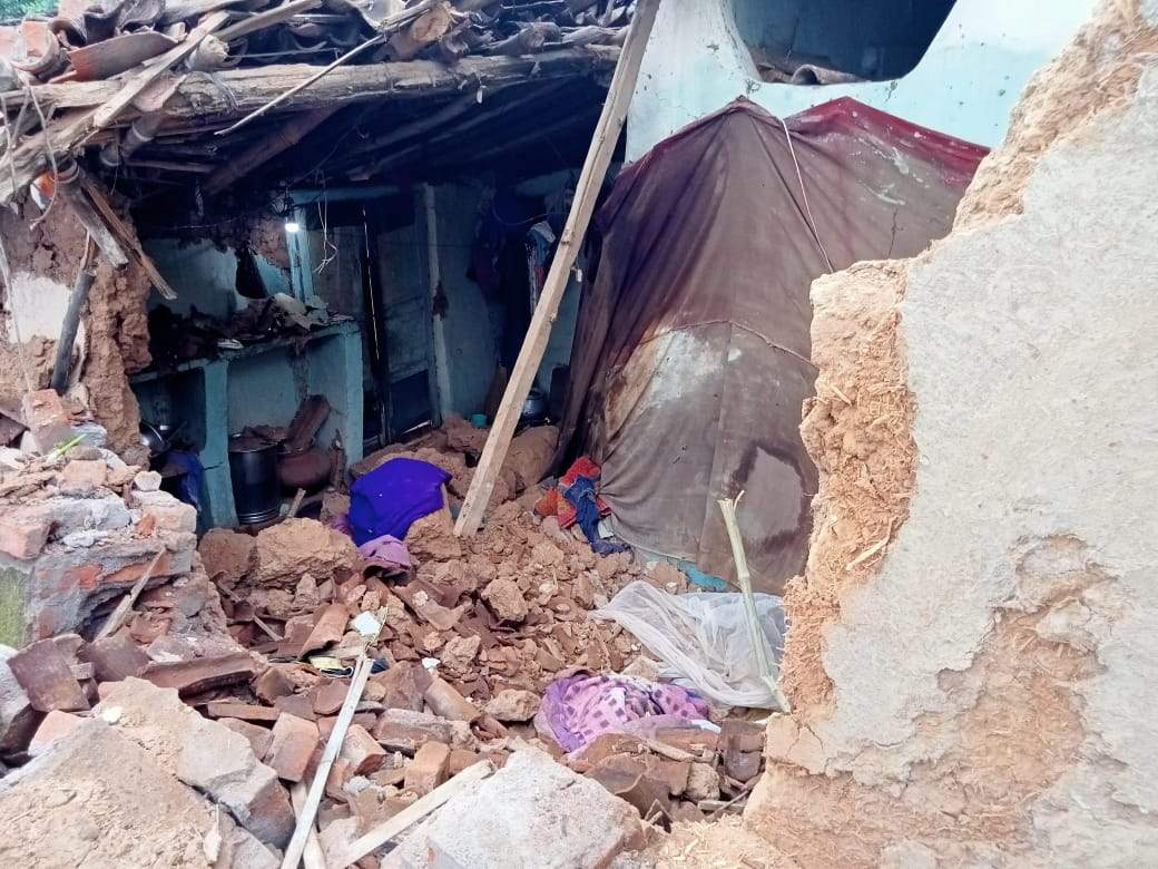 घर की दीवार गिरी, महिला की मौत, 2 घायल