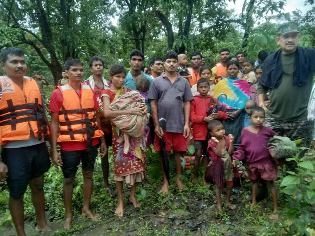बारिश से नदी-नाले उफान पर, टूटा दर्जनों गांवों का संपर्क बारिश से नदी-नाले उफान पर, टूटा दर्जनों गांवों का संपर्क