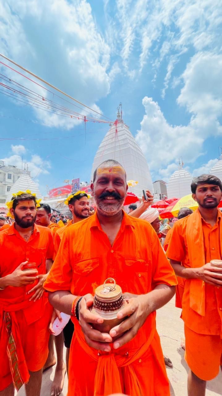 बाबा बैद्यनाथ में जलाभिषेक कर लौटा 111 काँवरियों का जत्था