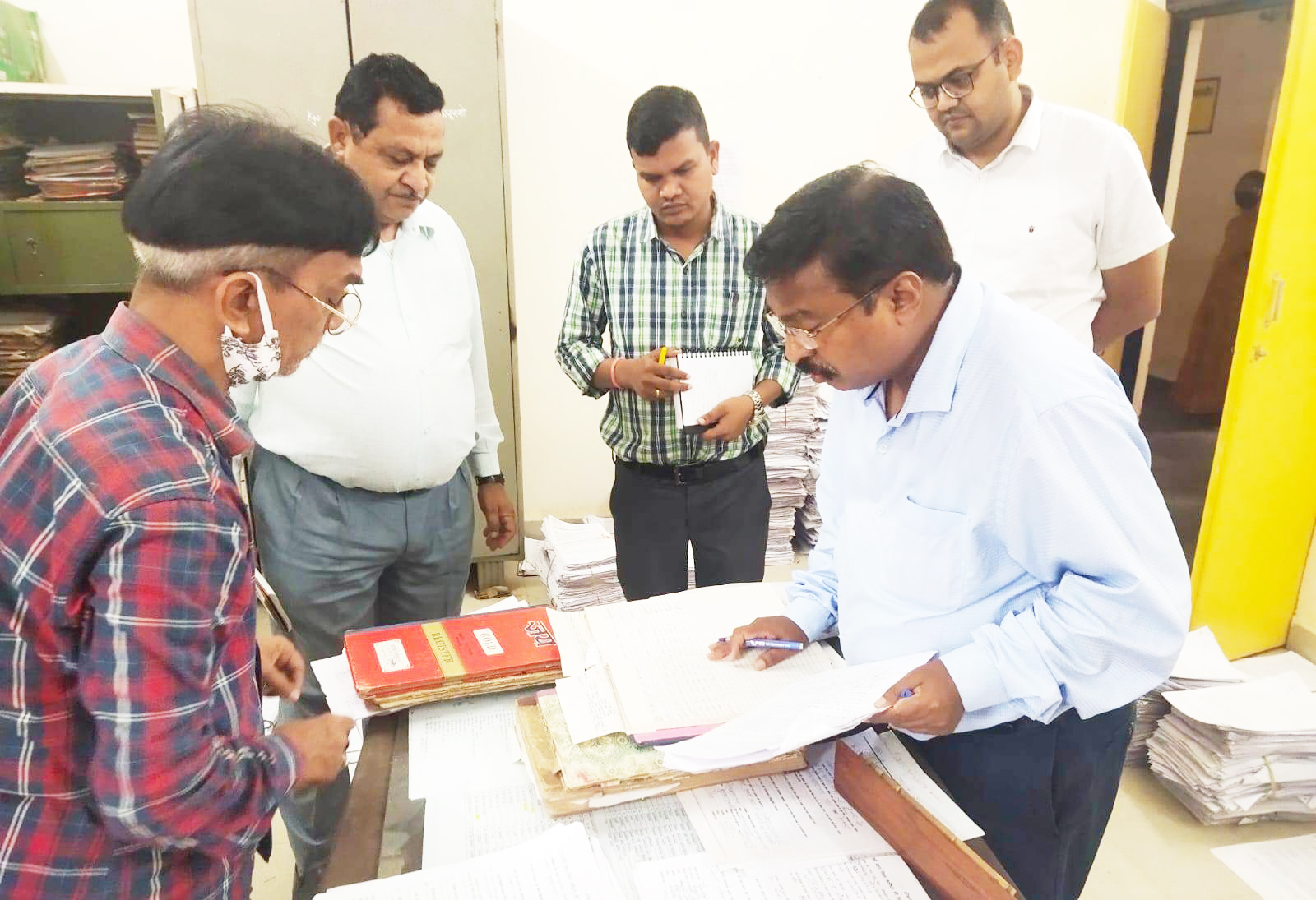 संभागायुक्त ने डोंगरगांव तहसील कार्यालय में दी दबिश