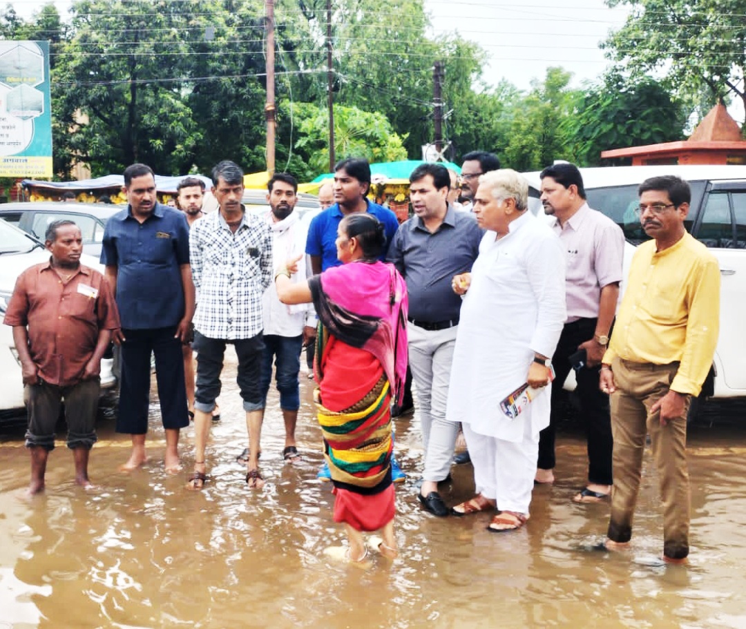 बारिश के बीच विद्यायक, महापौर व आयुक्त ने किया जल भराव क्षेत्र का दौरा