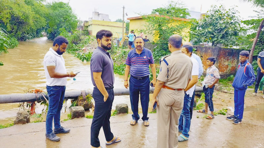 बारिश प्रभावित क्षेत्रों का कलेक्टर व एसपी ने किया निरीक्षण