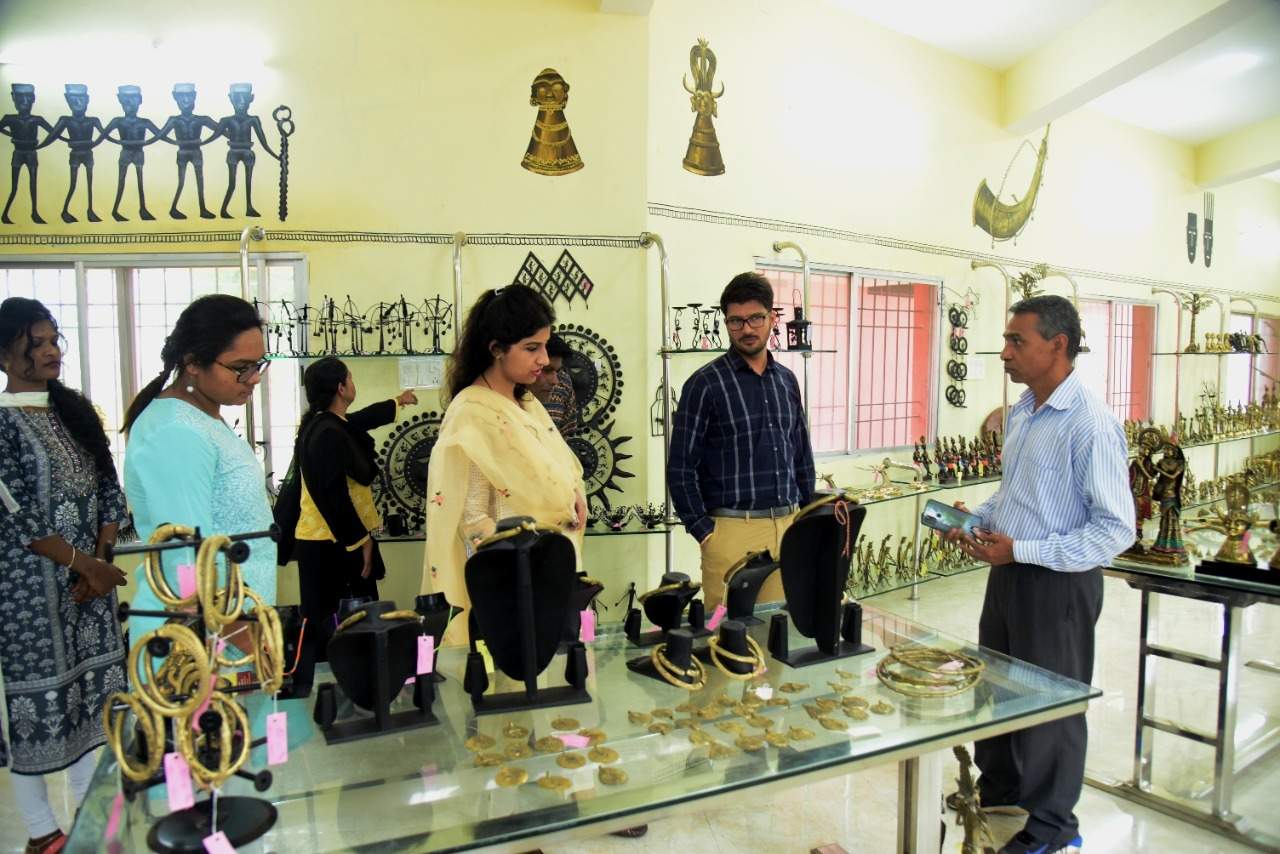 कोण्डागांव की शिल्पकलाएं देश ही नहीं अपितु विदेशों में भी प्रसिद्ध कोण्डागांव की शिल्पकलाएं देश ही नहीं अपितु विदेशों में भी प्रसिद्ध