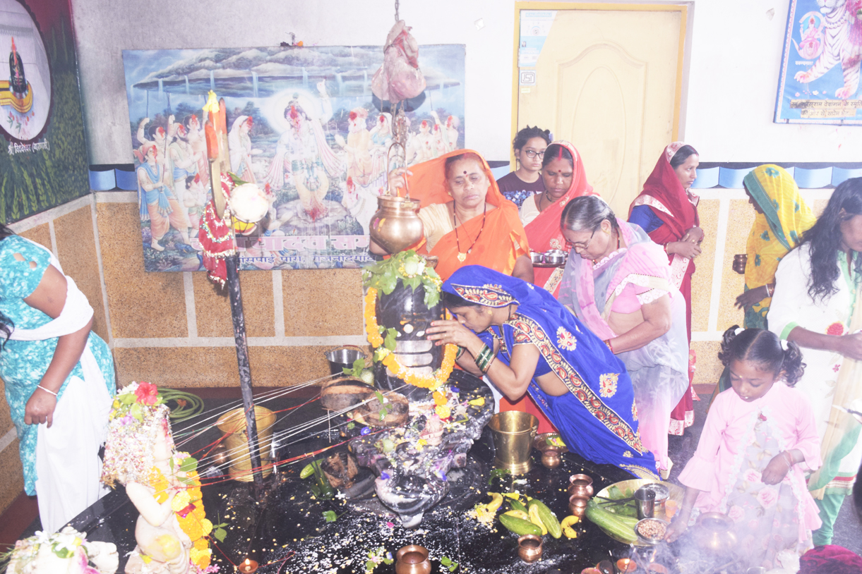  जलाभिषेक के साथ शिवालयों में पूजा-अर्चना