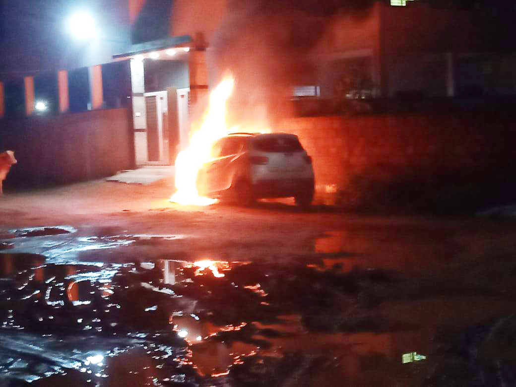 घर के बाहर कार में लगी आग, खाक