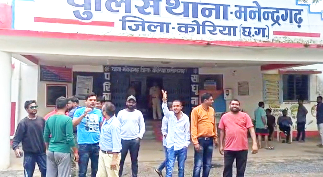सीएम के पिता का फिर विवादित बयान, फूंका पुतला सीएम के पिता का फिर विवादित बयान, फूंका पुतला