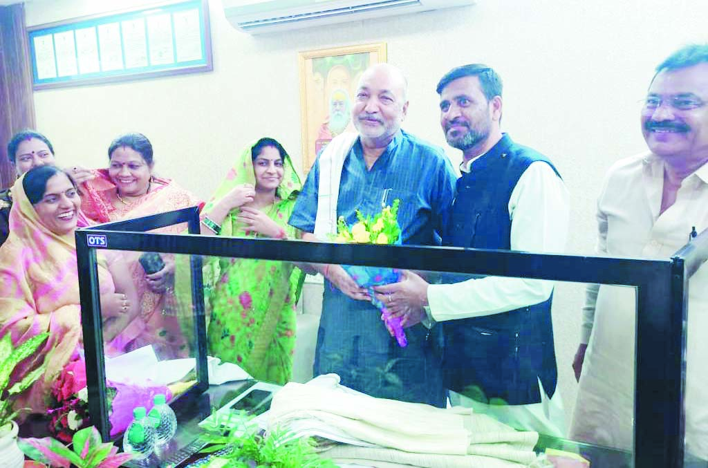 पंचायत मंत्री रविंद्र चौबे से जिपं. अध्यक्षों ने की सौजन्य मुलाकात पंचायत मंत्री रविंद्र चौबे से जिपं. अध्यक्षों ने की सौजन्य मुलाकात