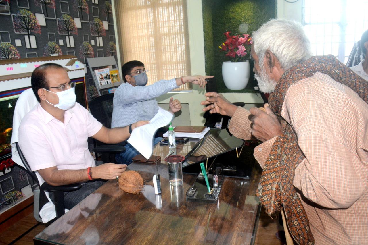 का हो गे बबा..., ऐति आ न दई...,ए नोनी लान आवेदन ल...