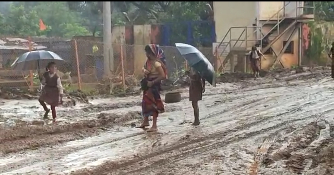 जान जोखिम में डाल रोजाना स्कूल आना-जाना करते हैं बच्चे