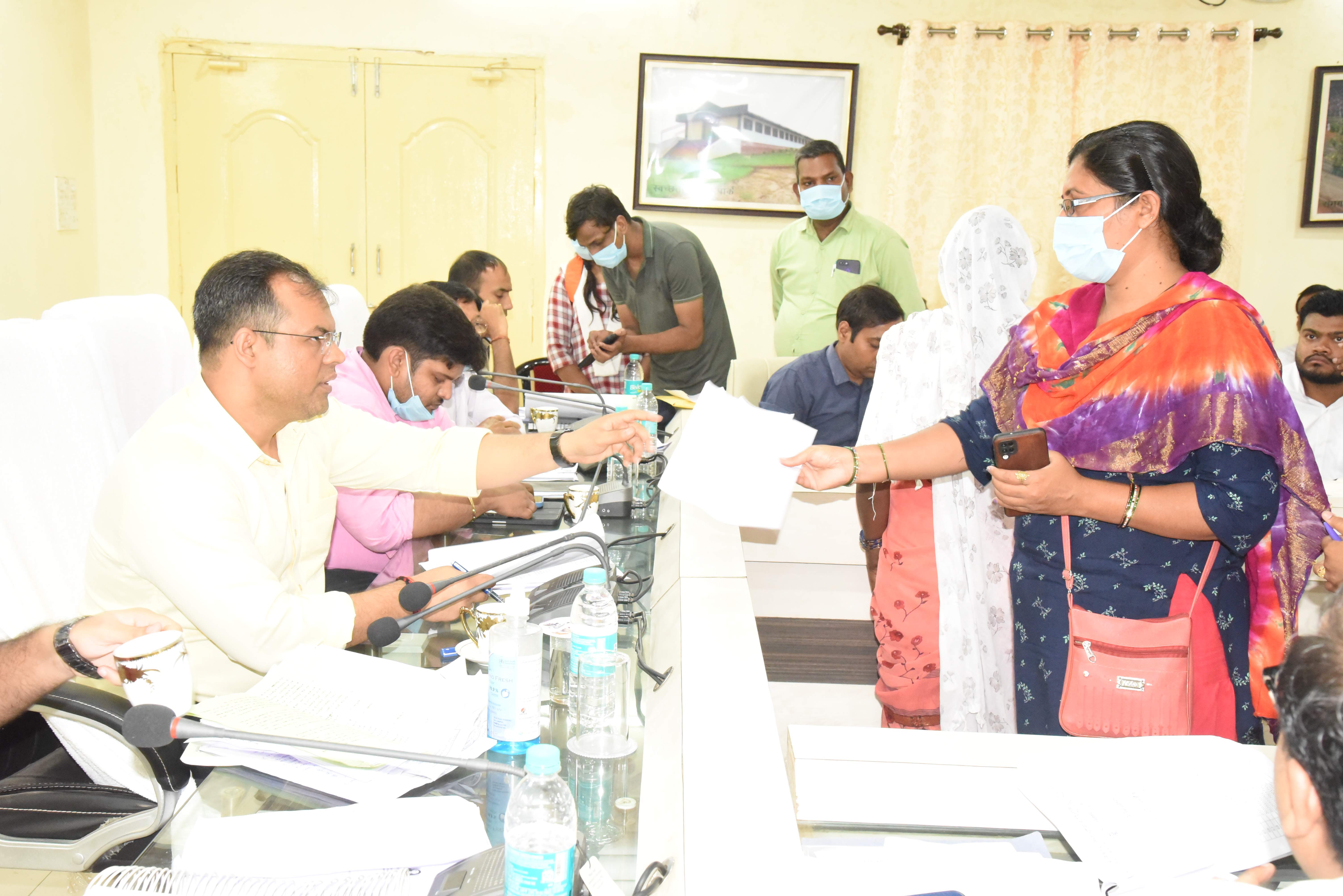 दिव्यांग हिरमनिया व लक्ष्मी को मिली ट्राइसिकल