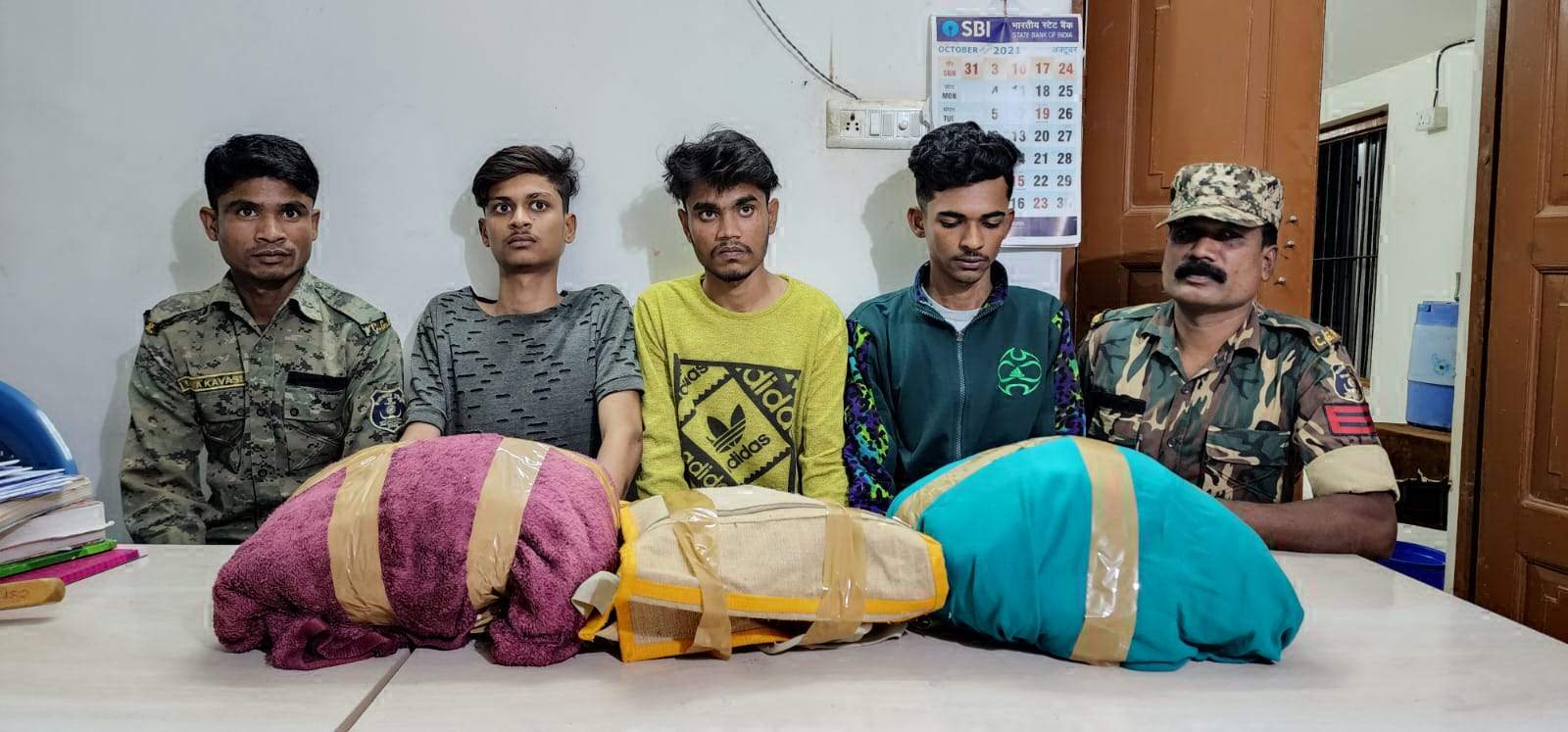 स्कूटी से गांजा तस्करी, एमपी के 2 व छग का 1 बंदी