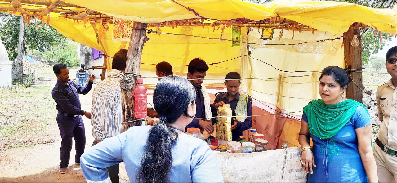 बेजा कब्जा हटाकर बनाई सडक़, सरपंच-ग्रामीणों ने जताया आभार