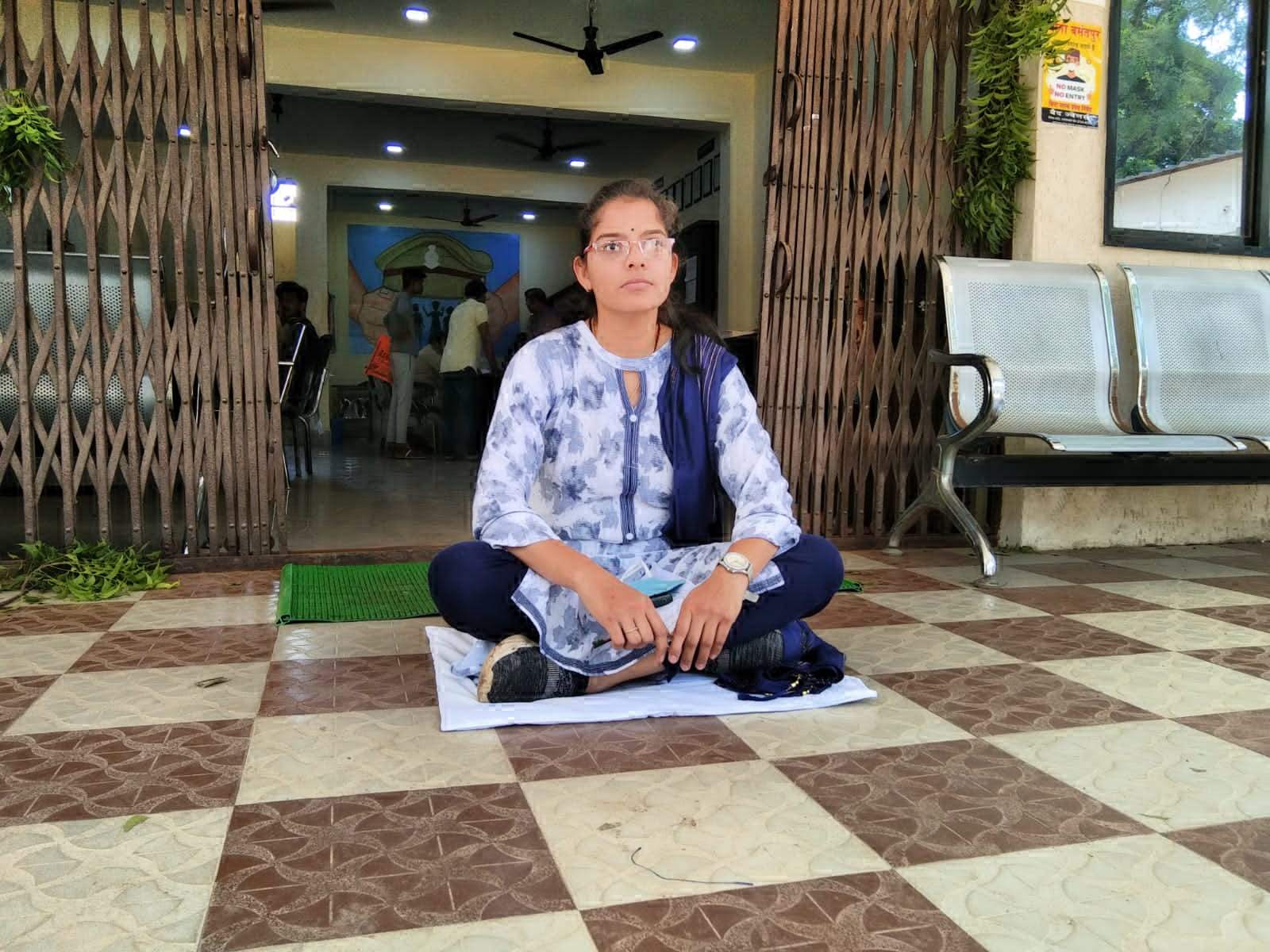 दहेज प्रताडऩा आरोपियों की गिरफ्तारी न होने से भडक़ी विवाहिता का थाना में धरना