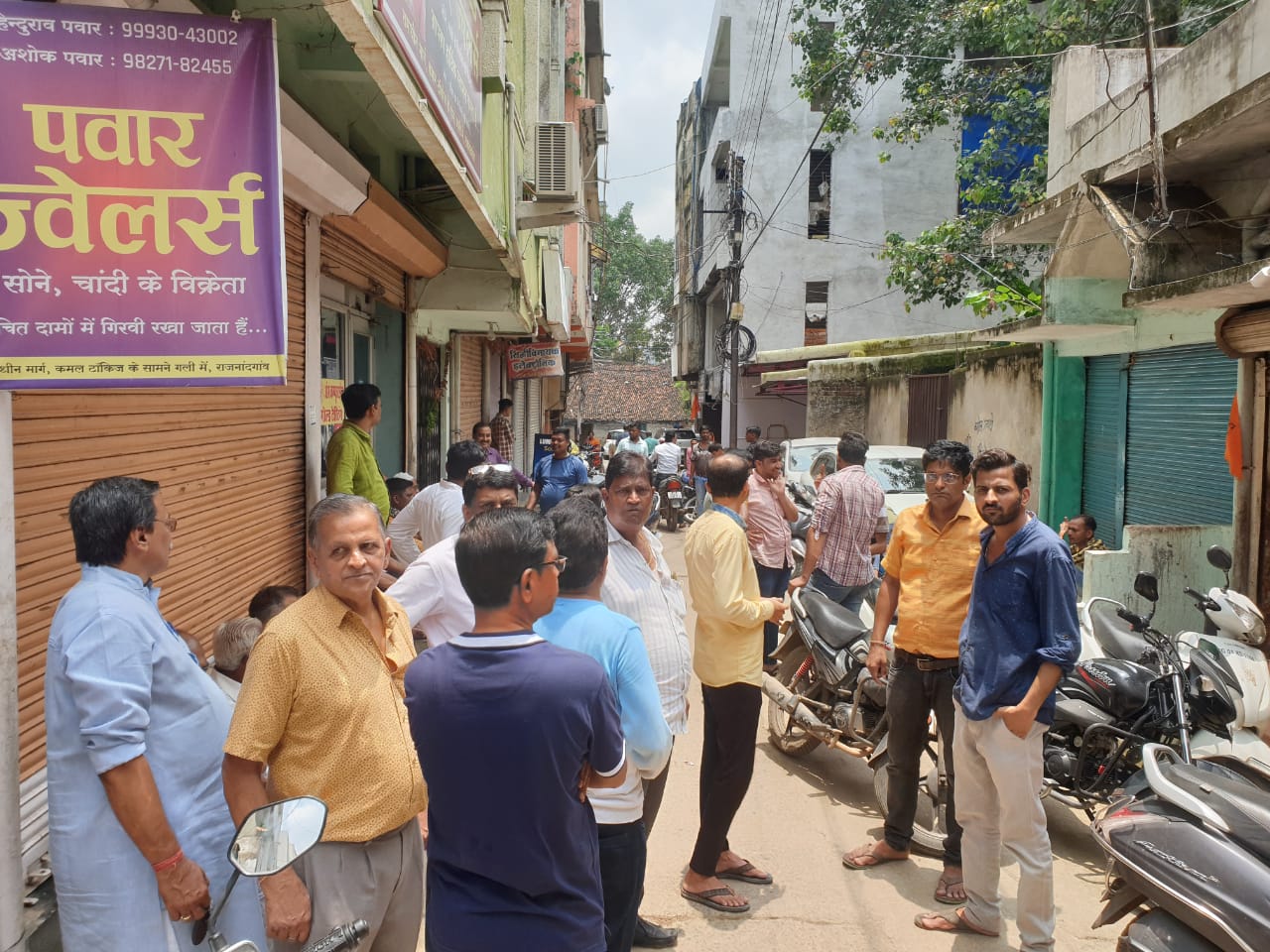 ज्वेलरी दुकान से लाखों के जेवर पार