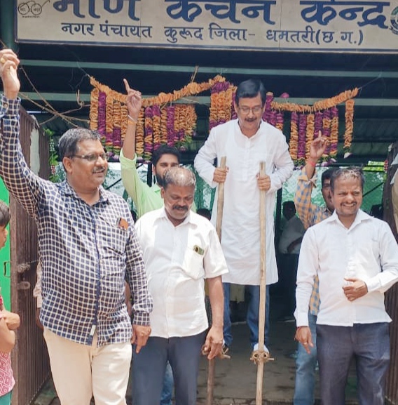 गोबर, गोमूत्र खरीद नपं अध्यक्ष ने गेड़ी चढ़ मनाया हरेली तिहार