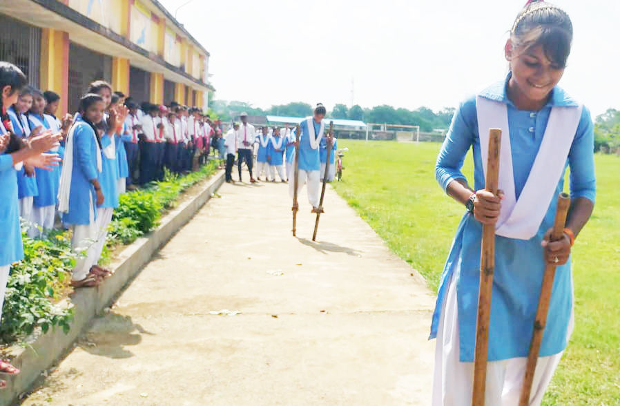 गेड़ी दौड़ में छात्राओं ने मारी बाजी