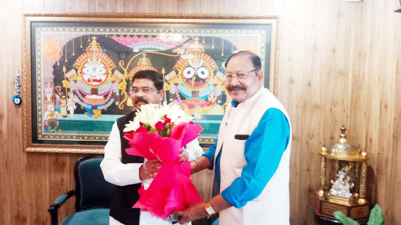 सांसद मंडावी ने केन्द्रीय मंत्री प्रधान से की मुलाकात